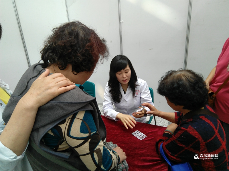 青岛市首届养生节举行 50名医现场为市民把脉