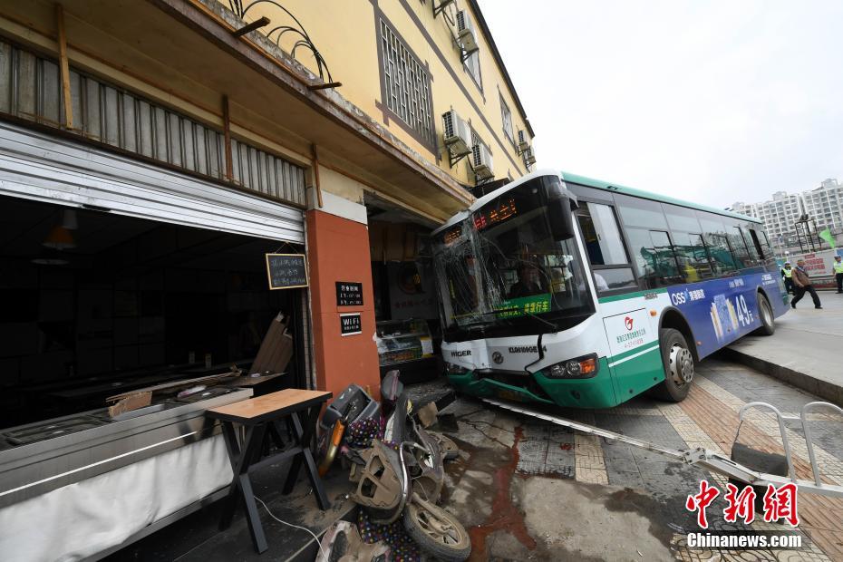 昆明一公交车撞入路边小吃店致8人受伤