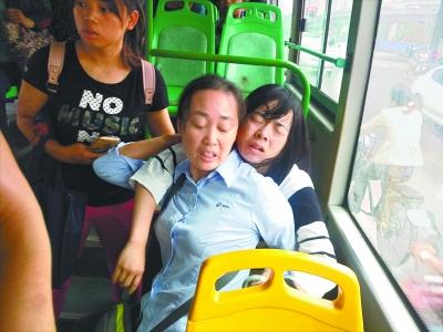 女孩公交车上突然晕倒 女司机背着步行20分钟送医