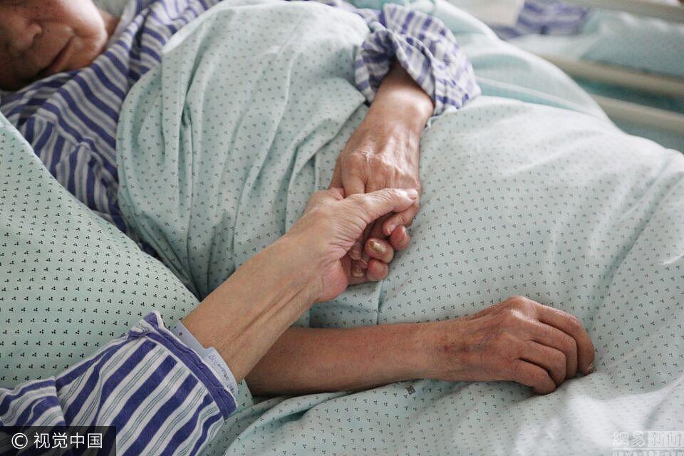 91岁老人紧握83岁老伴的手：只想多见你几面