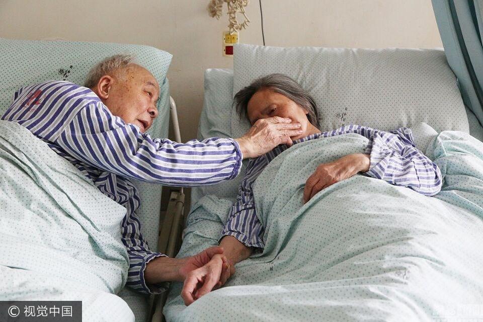 91岁老人紧握83岁老伴的手：只想多见你几面