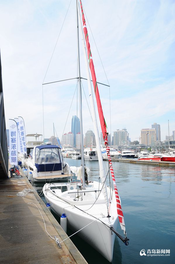 高清：实拍青岛造家庭帆船 满载10人售价20万