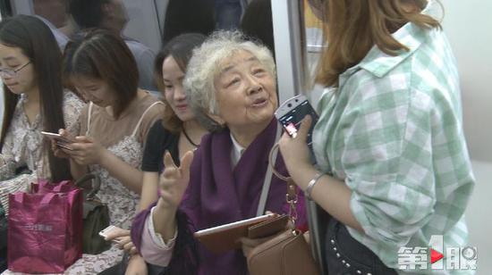 80岁老奶奶随身带iPad 遇人让座拍照留念(图)