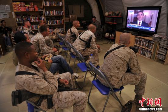 美国总统奥巴马在当地时间2011年5月1日发表全国电视演讲，宣布“基地”组织领导人奥萨马 本 拉登已被打死。图为驻阿美军某团士兵关注奥巴马演讲的电视新闻。