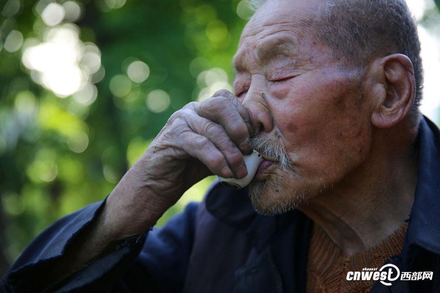 106岁老人六世同堂 一年喝200斤土酒