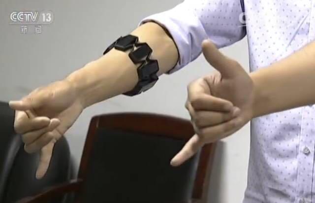 厉害!两名90后女生发明翻译臂环:把手语译成语音