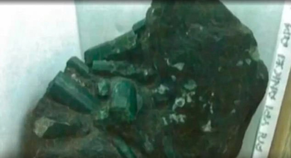 巴西矿工挖出700斤巨型翡翠宝石 估价20亿元(图)