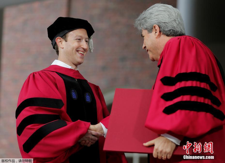 辍学13年 脸书创始人重返哈佛领毕业证