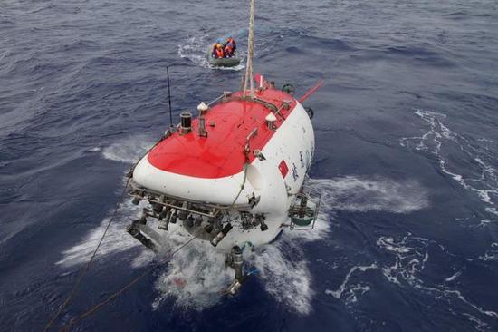 蛟龙号下潜6544米 成功采集海洋生物(图)