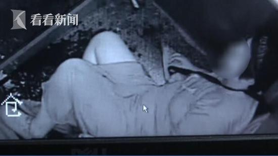 　　扬州市保安服务总公司保安李晓冬说，当时一个女士睡在里面，我们一看以为是水渍，以为酒喝多了什么情况呢。