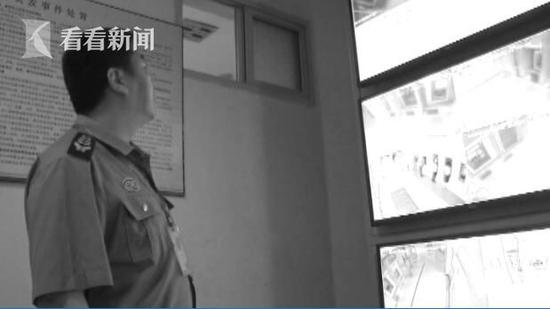 看到情况反常，保安赵华山立即打开监控对讲系统与女子交流。