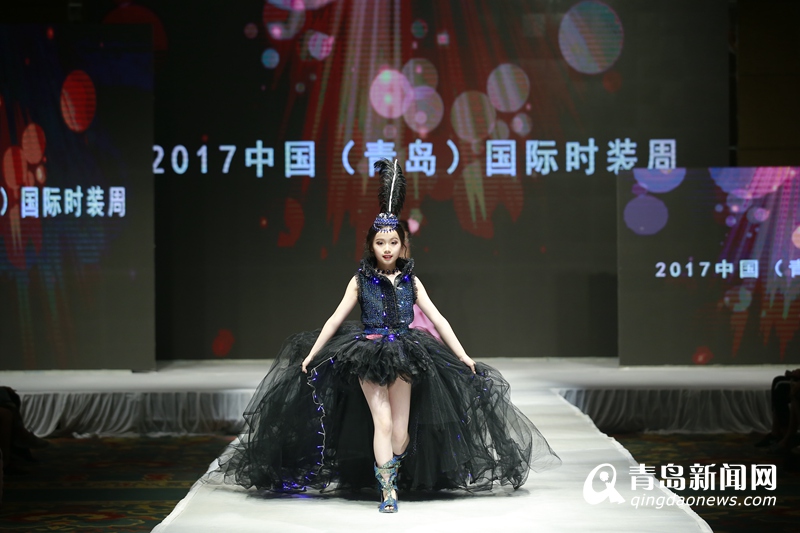 第六届中国少儿时装模特大赛举行 萌娃T台走秀