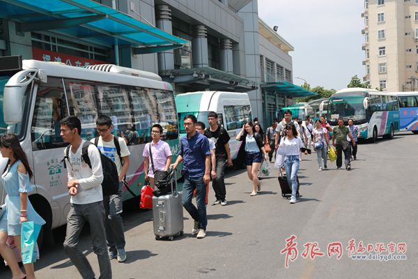 端午节小长假最后一天，大量旅客乘长途车从外地返回青岛_副本.jpg