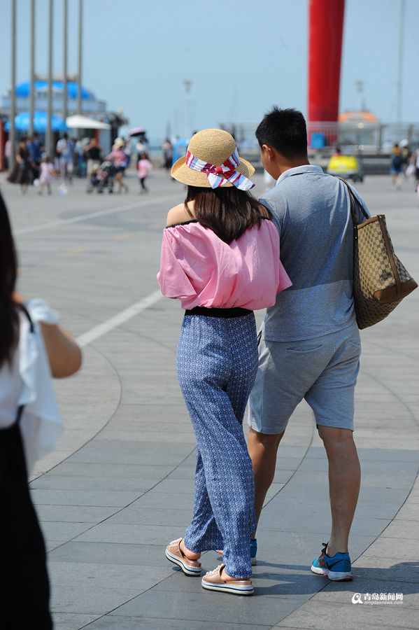 青岛重回24℃ 海边女游客大秀清凉