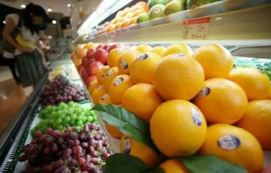 洋水果造假：国产水果随意贴标 贴上后身价倍增