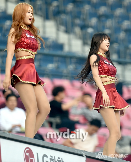 韩国啦啦队热舞助阵棒球赛 翘臀长腿性感撩人