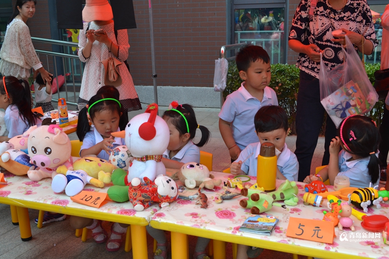 高清:儿童节义卖人气旺 善款捐给贵州希望小学