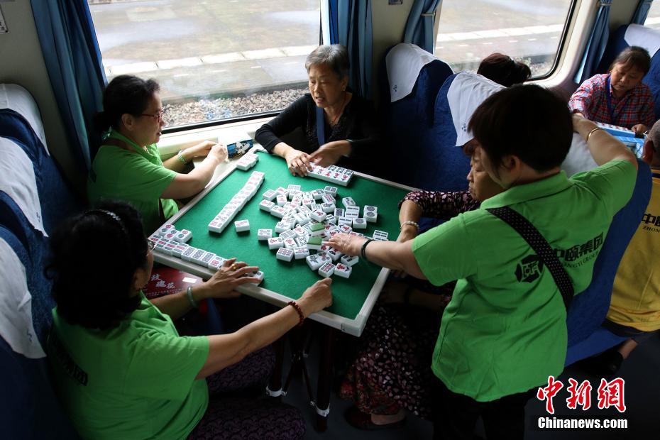 重庆400余名老人火车上进行麻将比赛场面壮观