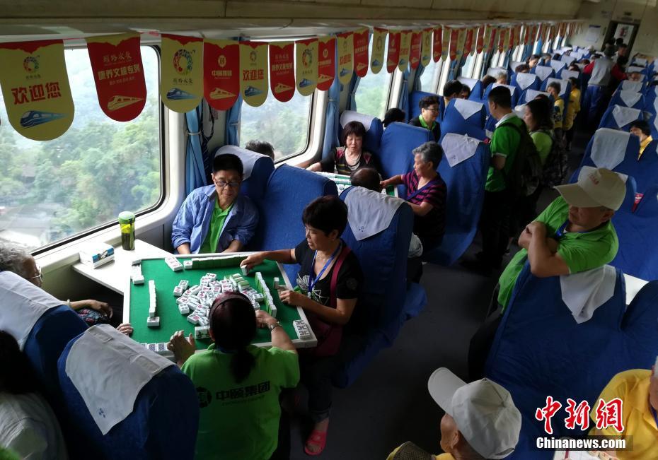 重庆400余名老人火车上进行麻将比赛场面壮观