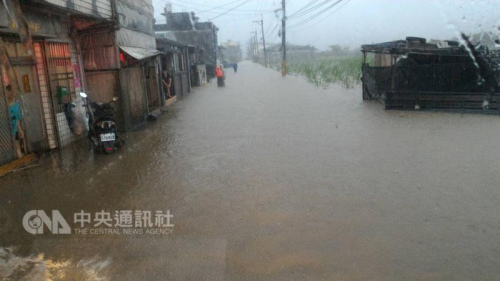 台湾局地超大暴雨 影响逾百航班 核电厂一电塔倒塌
