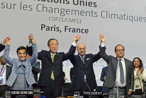 2015年巴黎气候变化大会通过《巴黎协定》时的情景。(图片来源：联合国网站)
