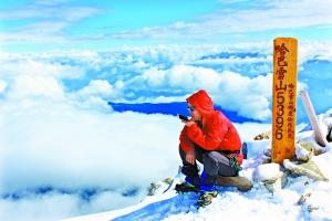 小伙因一次徒步辞职投身登山 两年登顶16座雪山