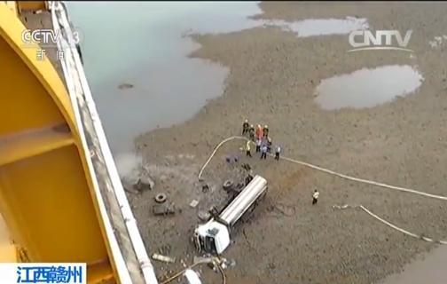 油罐车失控从40米桥上坠落 车辆未爆炸司机遇难