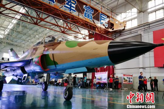 中国“山鹰”战机家族添丁 首架外贸飞机总装下线
