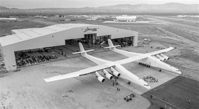 世界首架巨型双身飞机出库亮相