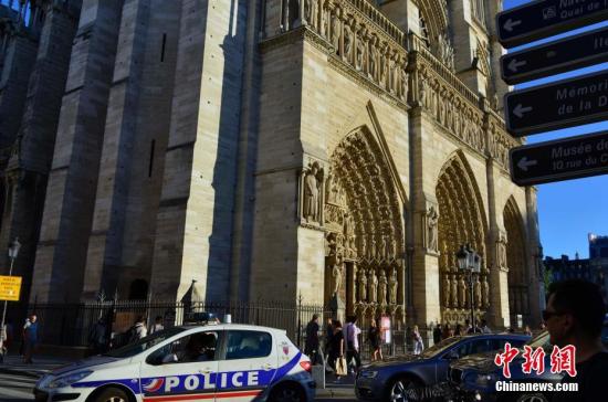 法国警方9月8日晚采取反恐行动，在中部埃松省逮捕3名与巴黎气罐车案有关的女性嫌疑人，其中一人持械拒捕，造成一名警员受伤。法国内政部长卡泽纳夫随后证实，这3名嫌疑人可能策划在近期发动新的袭击。9月4日上午，警方在距离巴黎圣母院不远的一条小巷内检查一部无人看管的可疑车辆时查获6个燃气罐和用阿拉伯文书写的文件。图为查获气罐车后，警车在圣母院前巡逻。