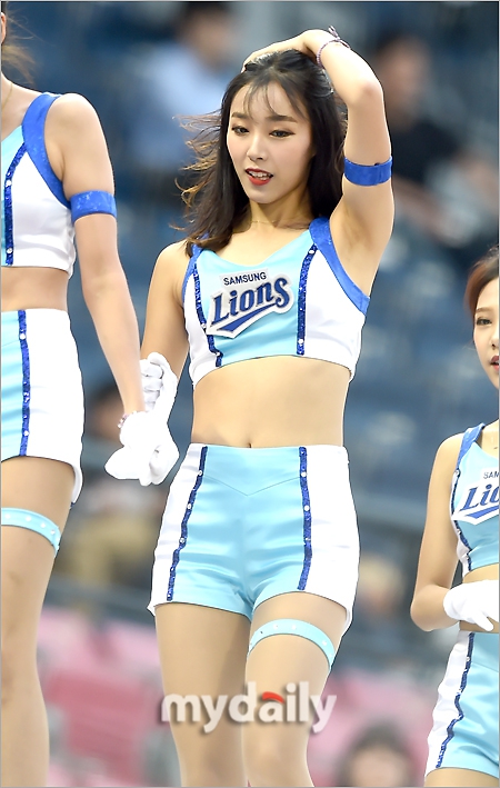 韩国棒球啦啦队助阵比赛 穿着清凉秀细腰(图)