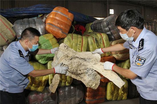 厦门海关截获500吨韩国旧服装:部分内衣上带血