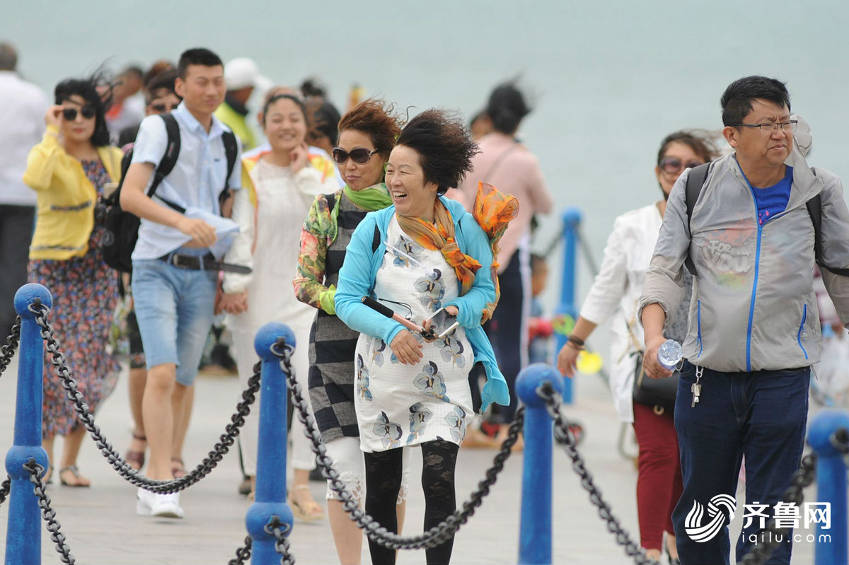 青岛遇强对流天气 游客冒8级大风观海(组图)