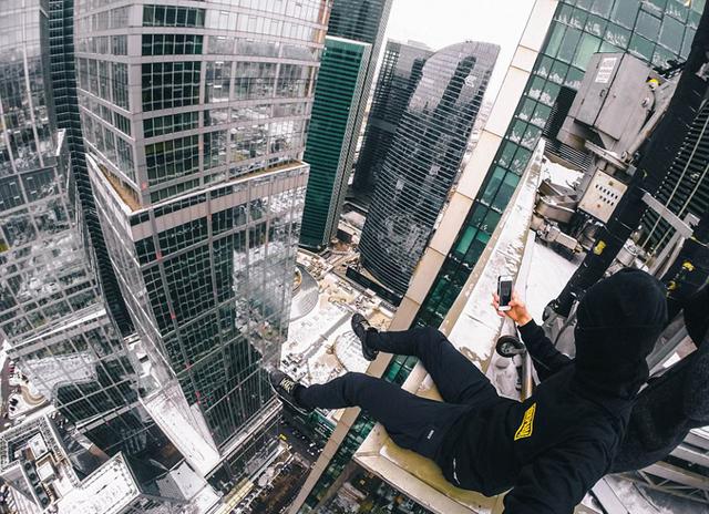 近日,一段记录一伙年轻人在摩天大楼上完成一系列惊险动作的视频在