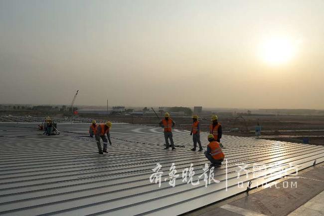 青岛新机场航站楼装屋顶 装出个“世界第一”