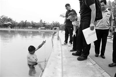 办案人员在测量泳池深度