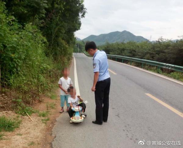 幼童公路上“自驾游” 被警察扣车又扣人
