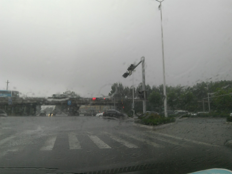 终于下雨了!今日上午青岛市部分地区暴雨倾盆