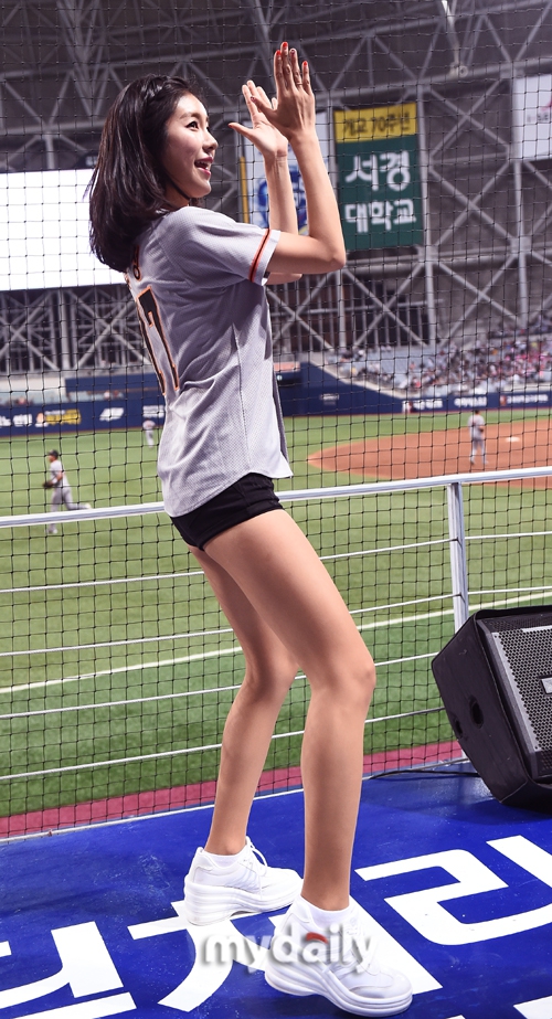 性感啦啦队女郎助阵棒球赛 舞姿动感活力
