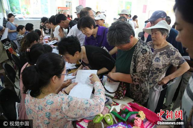 山东一老年大学招生报名火爆 千人争抢名额