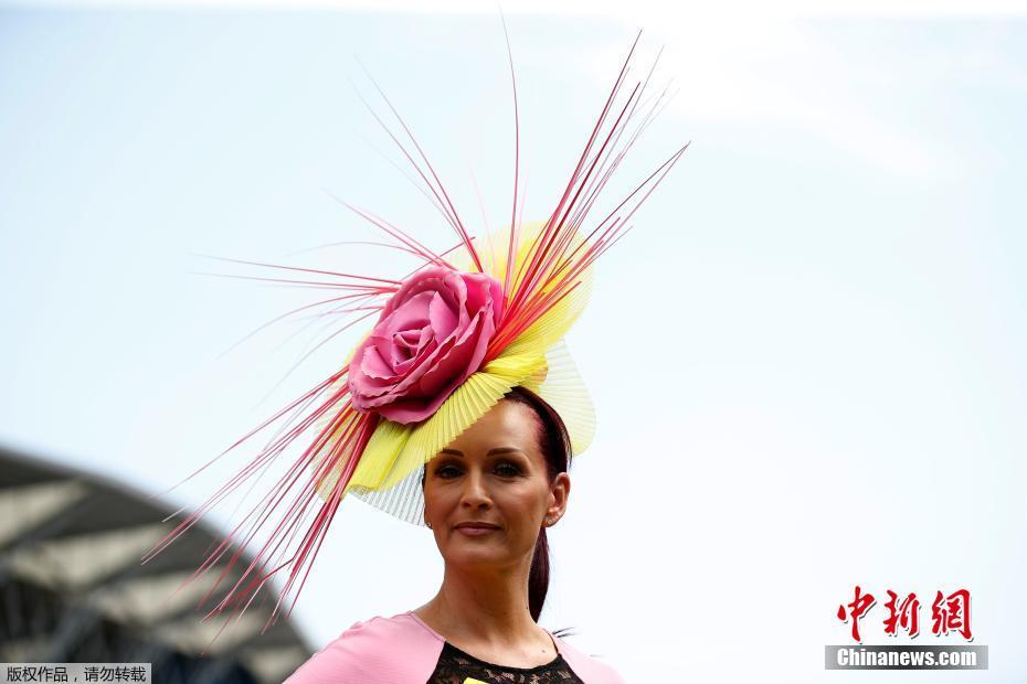 英国皇家赛马会 众美女戴各种夸张帽子出席