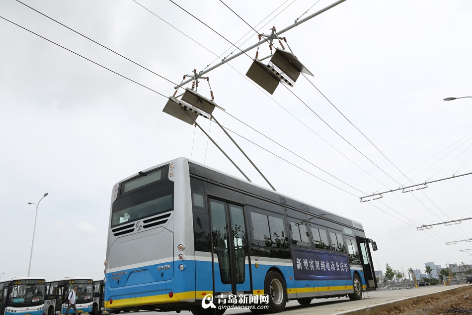 高新区现新型电动公交 充电8分钟能跑80公里