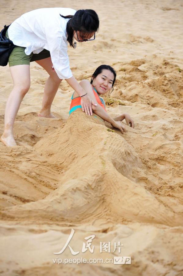 金沙滩浴场“沙浴”风靡 游客花式玩法畅享夏日