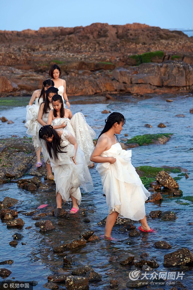 青岛女大学生身着婚纱拍摄毕业纪念照