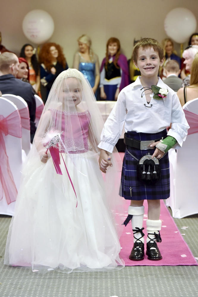 英国5岁癌症女孩穿婚纱与“男友”结婚(图)