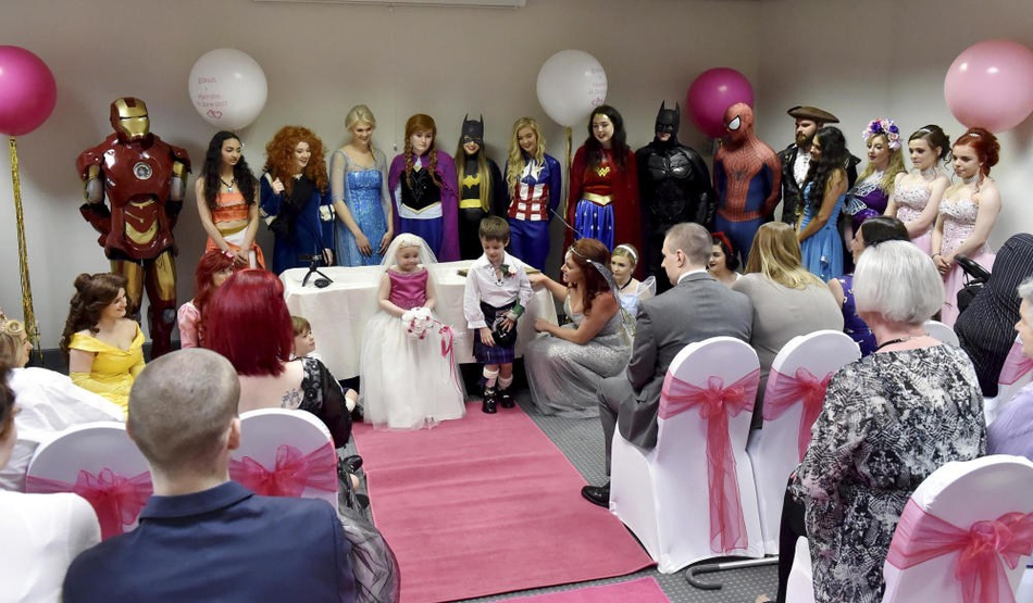 英国5岁癌症女孩穿婚纱与“男友”结婚(图)