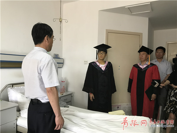 青大学生毕业前突发疾病 院长病房里开毕业典礼