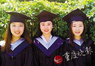 三名女大学生毕业照走红朋友圈 奖状铺满地板(图)