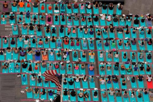 壮观！纽约数千人齐聚时报广场 同做瑜伽(图)