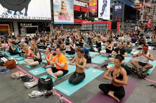 壮观！纽约数千人齐聚时报广场 同做瑜伽(图)